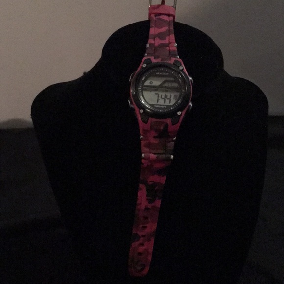 Armitron Pro Sport woman’s watch with pink camo band - Picture 1 of 4